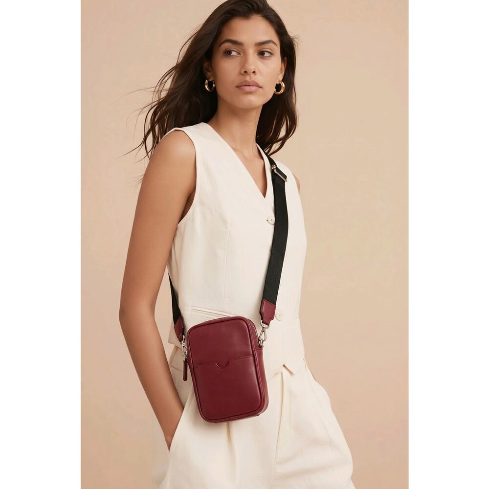 WE-AR4 Women Crossbody Bag Souvenir Camera Burgundy Small NWT